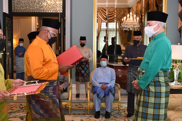 DYMM Paduka Seri Sultan Perak Berkenan Terima Zakat Perniagaan Lebih RM3 Juta. : 17 Disember 2021